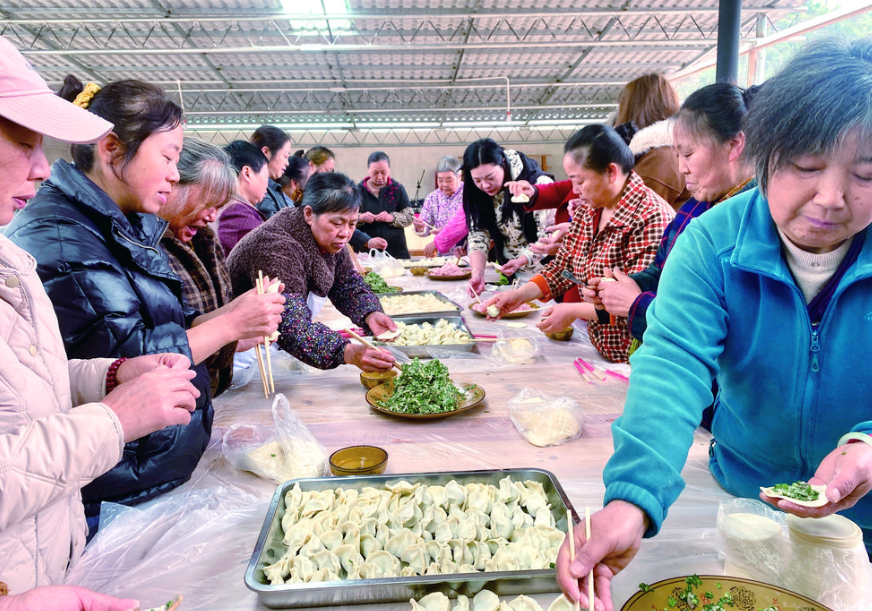 江东街道社区居民一起包饺子.png