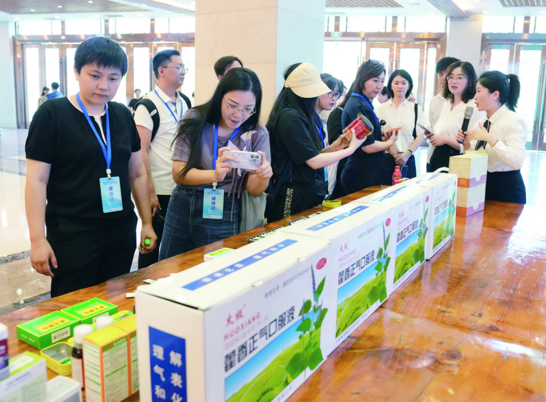 媒体记者深入了解国药太极涪陵制药厂产品记者 何乾健 摄.png