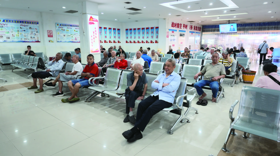 市民在南门山人防工程纳凉点避暑纳凉.png