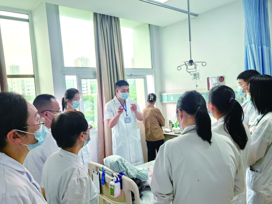足球竞彩网
中医院肿瘤科医护团队为患者诊疗足球竞彩网
卫生健康委供图.png