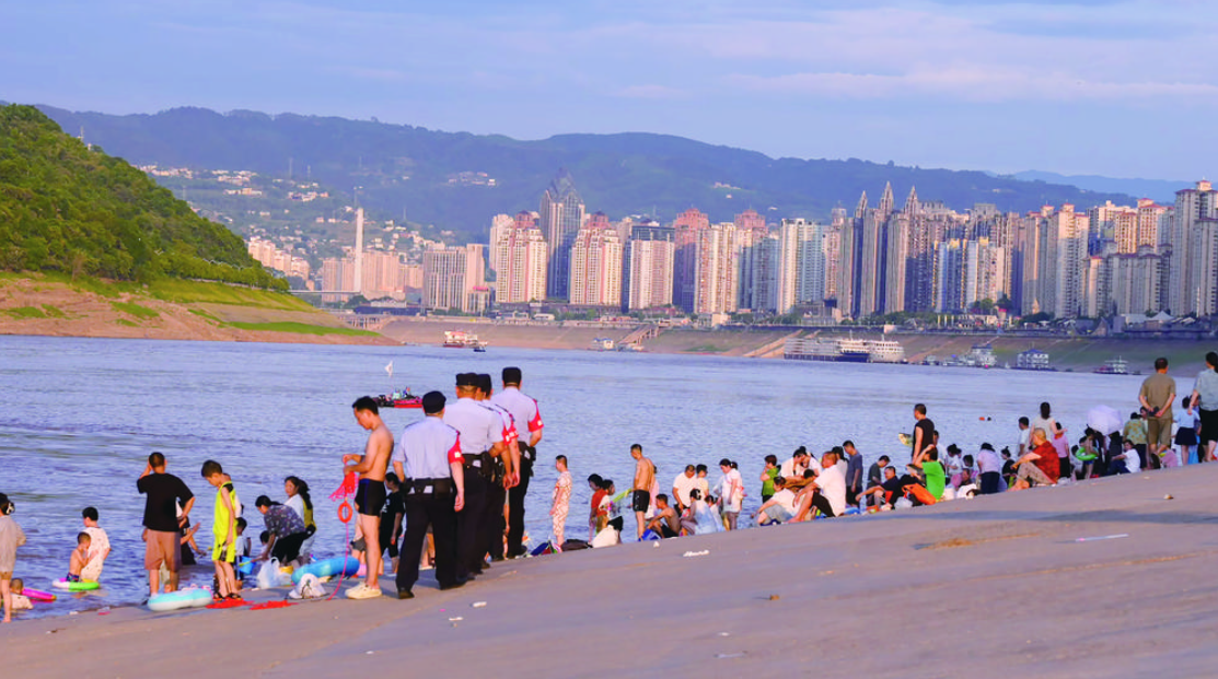 执勤民警在核心区徒步巡查.png