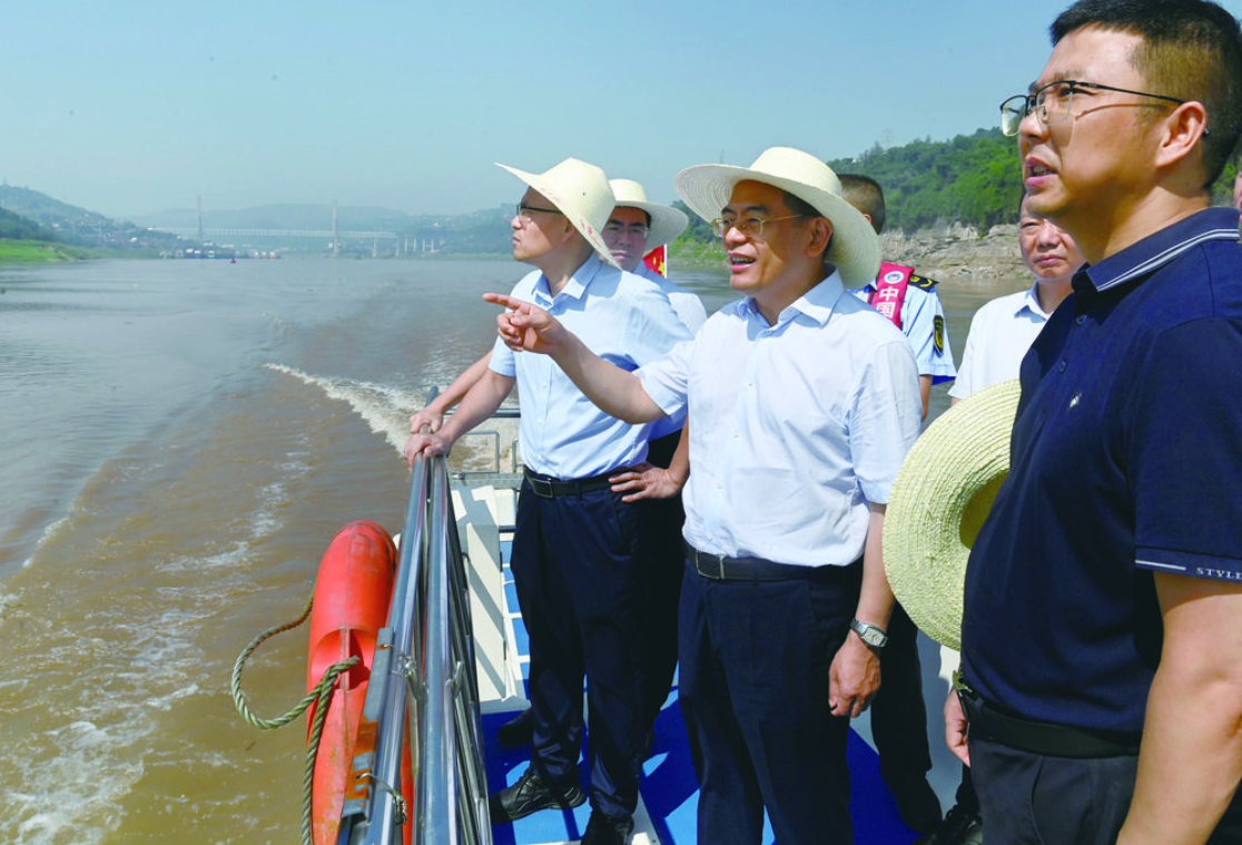 黎勇察看长江涪陵段河道水质、岸线保护修复等情况记者 朱志强 摄.png