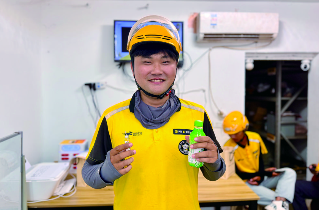 外卖员用“清凉礼包”中的藿香正气液和藿香小可乐解暑.png